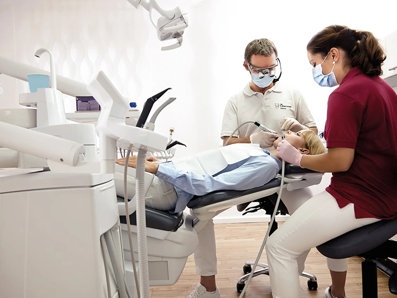 E80-Vision_Dr-Boettcher_Dental-treatment-3_3000px.jpg